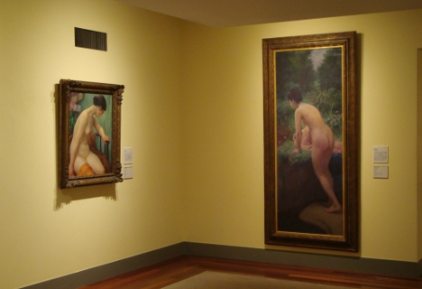 ヌードのセクション、左：和田英作「チューリップ」、右：岡田三郎助「水浴の前」